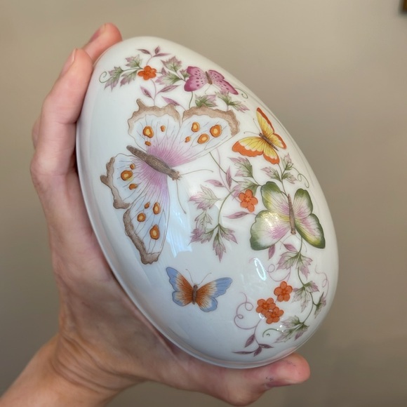 Vintage 1974 Avon Butterfly Fantasy Porcelain Treasure Egg - Trinket Box - Picture 12 of 16